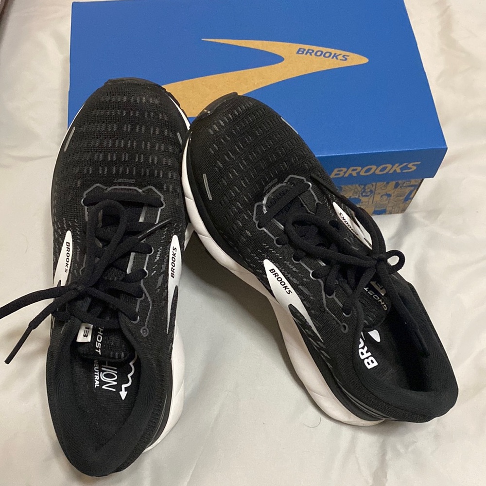 Tennis shoes